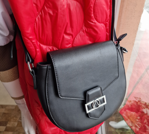 Čierna crossbody V 