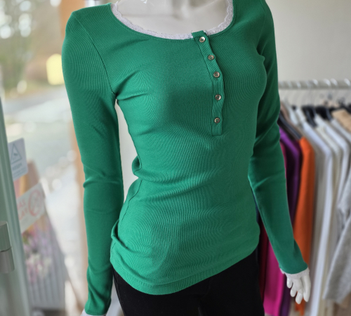 Rebrovaný nátelník s čipkou 