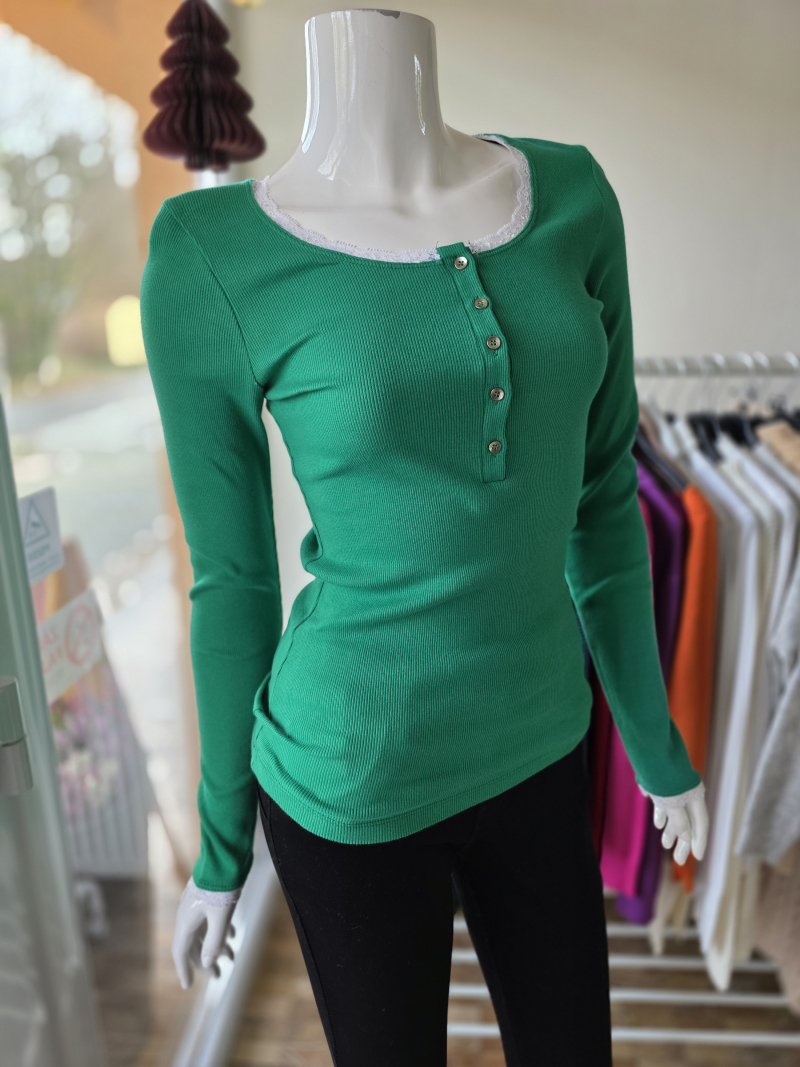 Rebrovaný nátelník s čipkou 