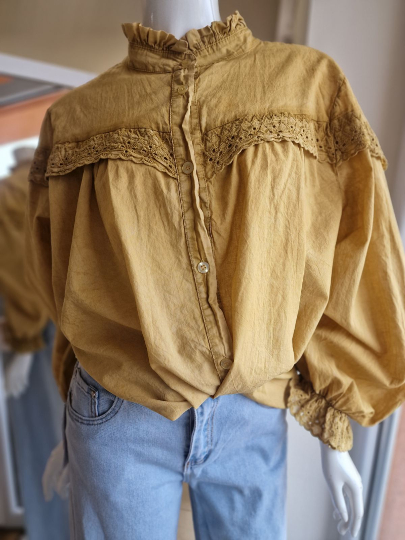 Horčicová košeľa s čipkou 