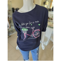 Tmavomodrý bicykel